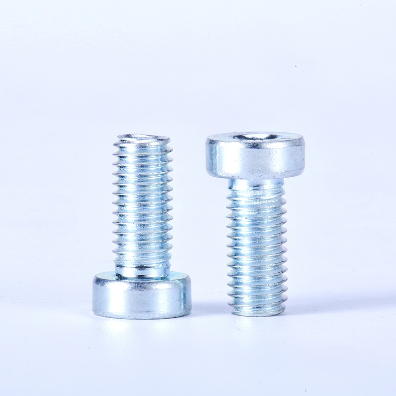 O zinco azul branco galvanizado de a&ccedil;o de grande resist&ecirc;ncia chapeou a baixa cabe&ccedil;a DIN7984 encanta os parafusos de soquete