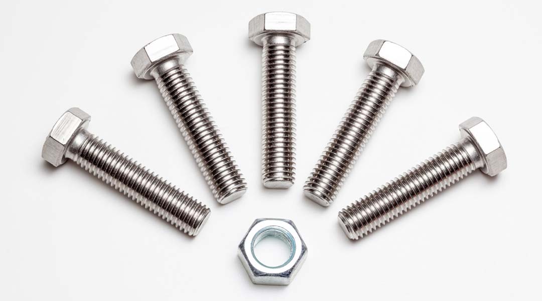 Quais s&atilde;o as diferen&ccedil;as entre parafusos de alta tra&ccedil;&atilde;o e parafusos comuns?